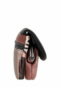 Cartera de cuero multicolor plegada con cremallera y cierre metálico, que muestra secciones de tela texturizadas y con patrón en tonos marrón, negro y beige.