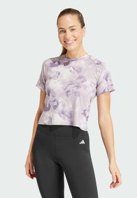 adidas Performance ESSENTIALS ALL FLOWER DYE - Potiskana majica - putty mauve/preloved fig