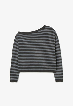 Suéter corto a rayas gris y negro con mangas largas, diseño off-shoulder y un acabado de punto suave y texturizado.
