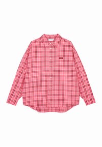 Różowa koszula w kratę z długimi rękawami, kołnierzykiem i zapięciem na guziki. Posiada ciemniejsze linie oraz małą metkę z logo marki z przodu.