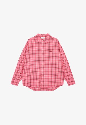 Roze geruit overhemd met lange mouwen, een kraag en knoopsluiting. Heeft donkerdere lijnen en een klein merklapje aan de voorkant.