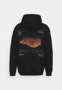 Zwarte hoodie met een vurig heuvelontwerp, "Night Addict" tekst en camerainterface-elementen op de rug gedrukt.