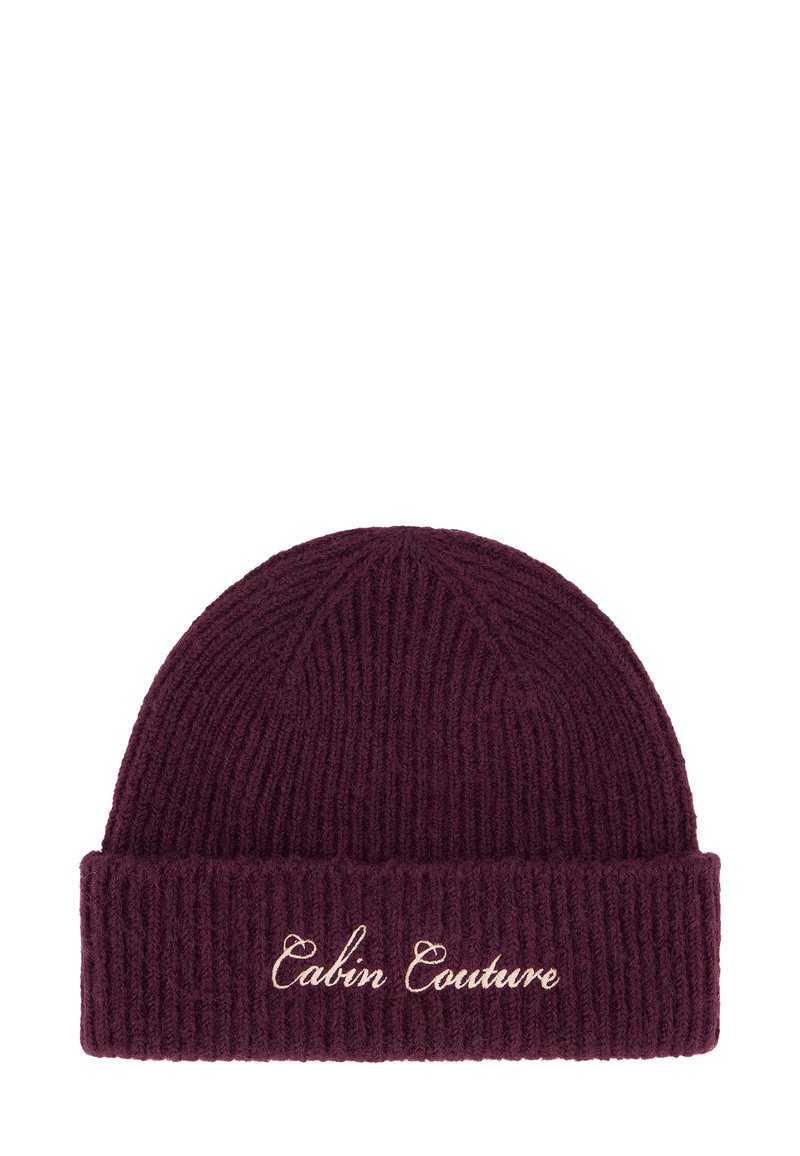 Vinrød strikket lue med ribbestruktur og oppbrettet kant med brodert teksten "Cabin Couture" i lys beige.