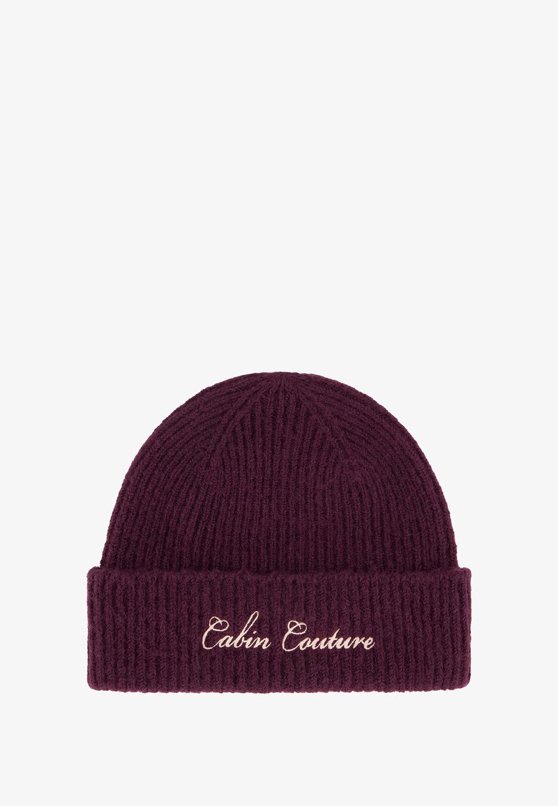 Vinrød strikket lue med ribbestruktur og oppbrettet kant med brodert teksten "Cabin Couture" i lys beige.