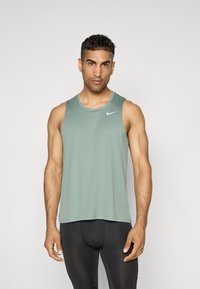Nike Performance MILER TANK - Débardeur - clay green/reflective silver-coloured