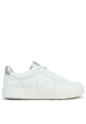Baskets en cuir blanc avec une finition lisse, un accent argenté au talon, un bout rond et une semelle en caoutchouc texturée avec des lacets.