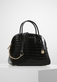 Czarna torebka z lakierowanej skóry z teksturą krokodylej skóry, ze złotymi akcentami, podwójnymi uchwytami i odczepianym łańcuszkiem. Posiada akcent z logo.