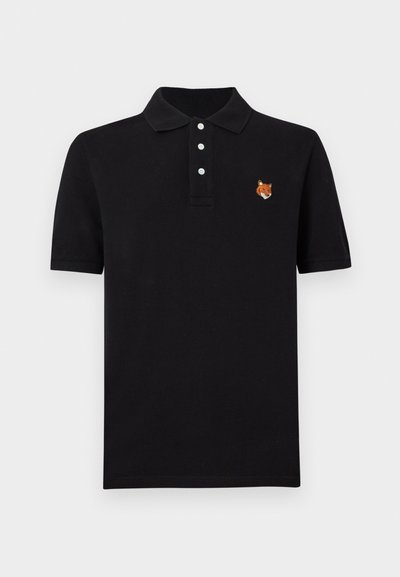 Černé polo tričko vyrobené z bavlny, s tříknoflíkovou légou a vyšitou hlavou lišky na levé hrudi. Krátké rukávy, klasický střih.