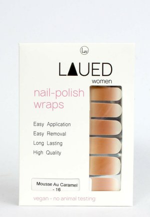 Des enveloppes de vernis à ongles dans une teinte rose-beige, emballées avec cinq bandes adhésives. Comprend une application et un retrait faciles. L'étiquette indique "Mousse Au Caramel".
