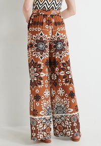 Koton BELTED POCKET DETAIL PATTERNED WIDE LEG - Broek - brown