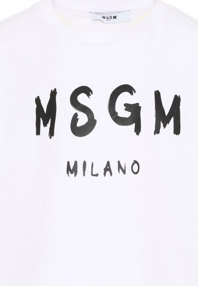 Maglietta bianca a girocollo con scritta nera in stile pennellata "MSGM" e la parola più piccola "MILANO" sotto, sul davanti.