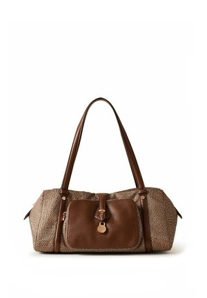 Borsa marrone con trama testurizzata e manici lunghi, che presenta una grande tasca frontale con patta e dettaglio della chiusura in oro.