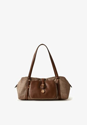 Sac à main marron texturé avec de longues poignées, comportant une grande poche avant avec un rabat et un détail de fermoir doré.