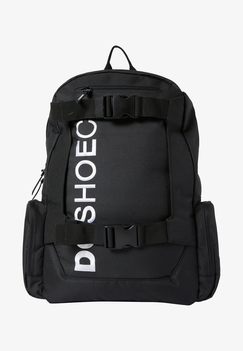 Mochila de tecido preta com texto branco "DO", alças ajustáveis, bolso externo com fecho éclair e fivelas laterais para um fecho seguro.