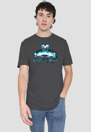Graues Baumwoll-T-Shirt mit einem bunten Grafikmotiv eines Autos mit blauen Akzenten und Lichteffekten auf der Vorderseite. Kurze Ärmel, Rundhalsausschnitt.
