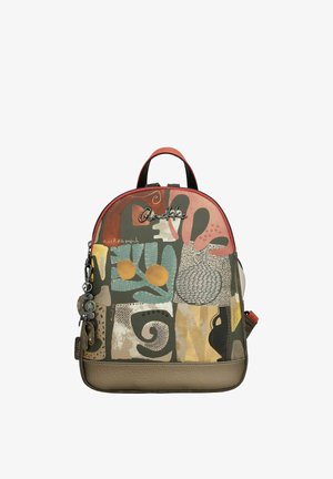 Mehrfarbiger Rucksack mit abstrakten Mustern, der verschiedene Texturen kombiniert, über einen oberen Griff und einen Reißverschluss verfügt. Akzente setzen Hardware-Details.