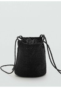 Schwarze gewebte Tasche mit runder Form; verfügt über verstellbare, geflochtene Träger und eine offene Oberseite, bestehend aus strukturiertem Faser-Material.