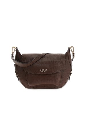 Donkerbruine, getextureerde leren crossbodytas met voorflapzak en goudkleurige hardware, met het "GUESS EST 1981" logo aan de voorkant.