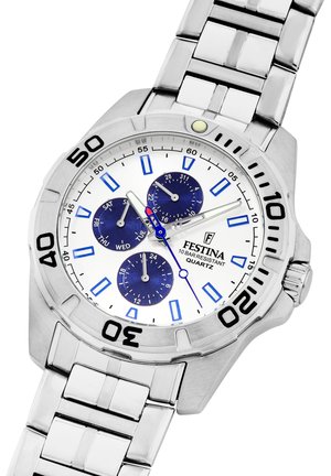 Montre en acier inoxydable argenté avec un cadran blanc, des accents bleus, trois sous-cadrans, des chiffres noirs et un bracelet à maillons. �Étanche jusqu'à 10 bars.