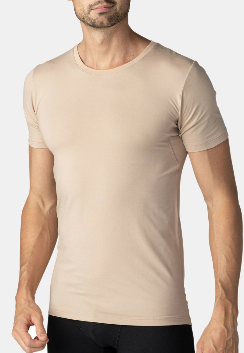 Kratký rukáv tan tričko vyrobené z měkkého a pružného materiálu. Má kulatý výstřih a přiléhavý střih, který se přizpůsobuje tělu.