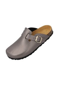 Zoccolo in pelle grigia con finitura testurizzata, design slip-on, fibbia regolabile e suoletta in sughero. Suola in gomma nera per una migliore aderenza.