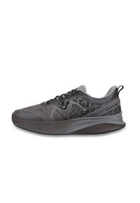 Graue Sport Schuhe mit Mesh-Obermaterial, schwarzen Akzenten und strukturiertem Design. Verfügt über eine gepolsterte Sohle und eine Schnürung für zusätzlichen Halt.
