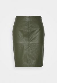 Olivengrøn nederdel i læder med en glat tekstur, tætsiddende design og lodrette syninger, med rå kant og minimal detaljering.