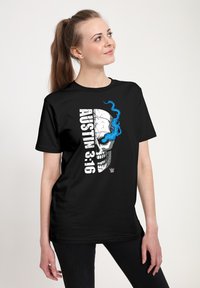 Czarny bawełniany t-shirt z grafiką czaszki oraz napisem "AUSTIN 3:16" w białym kolorze, z niebieskimi akcentami dymu.