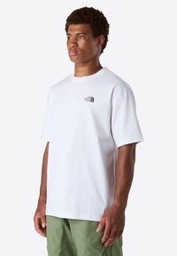 The North Face M TNF ADVENTURE OVERSIZED  SS TEE - Printtipaita - tnf white mandarin red