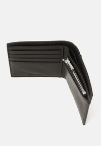 Portefeuille en cuir noir avec plusieurs emplacements pour cartes, une poche à monnaie zippée et une texture lisse. Conception pliée avec des accents matériels minimalistes.