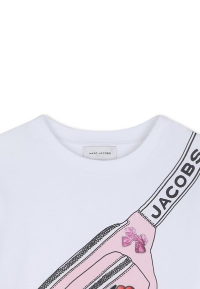 Witte T-shirt met grafisch ontwerp met een illustratie van een roze tas, zwarte accenten en de tekst "JACOBS" op de band. Zacht katoenen materiaal.