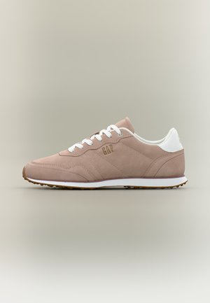 Baskets en daim marron clair avec des lacets blancs, un œillet de talon blanc, une semelle en caoutchouc et un logo "GAP" doré sur le côté, vues de profil.