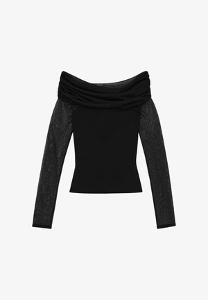 Fekete felső, vállakat szabadon hagyó nyakkivágással. Hosszú, átlátszó fekete hálós ujjaival és formázott, egyszínű fekete testével rendelkezik. Sima textúra.