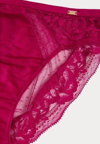 Fuchsia kantene onderbroek met een bloemige kanten rand en stippenaccenten langs het doorschijnende achterpaneel. Gladde stof met een naadloos ontwerp.