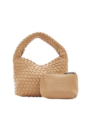 Borsa a tracolla in pelle intrecciata color tan con un manico curvo e una piccola pochette removibile. La texture è liscia con un motivo a scacchi.