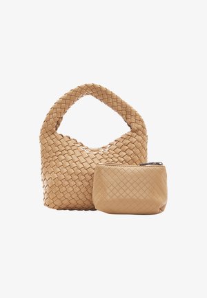 Geflochtene, tanfarbene Lederhandtasche mit einem geschwungenen Griff und einem abnehmbaren, kleineren Beutel. Die Textur ist glatt mit einem Schachbrettmuster.