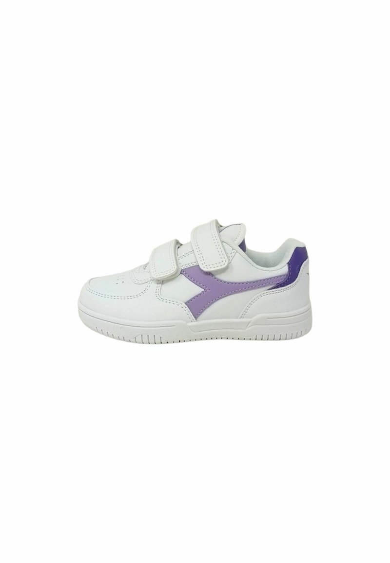 Scarpa sportiva bianca con dettagli viola, realizzata in pelle sintetica, presenta due cinturini in velcro e una suola in gomma testurizzata per una migliore aderenza.