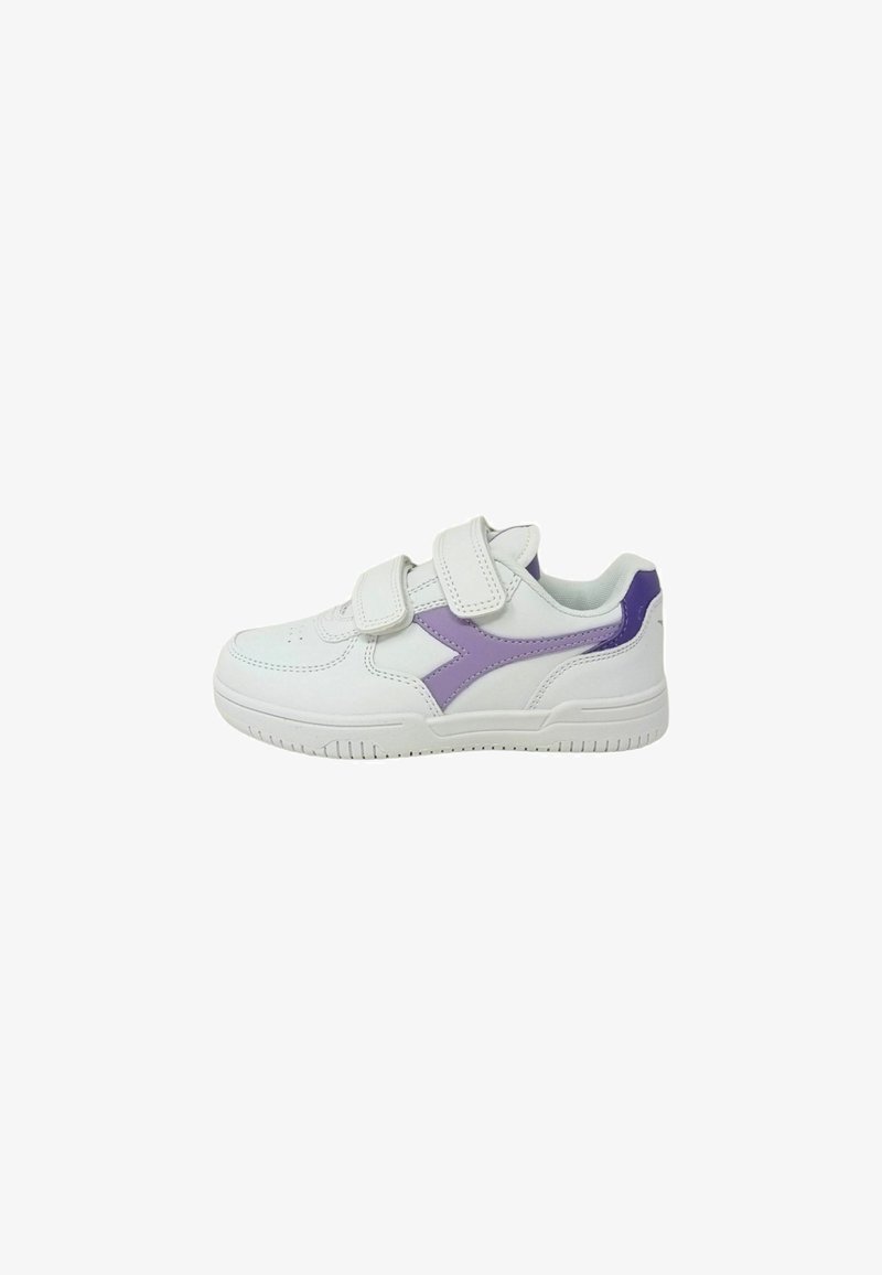 Scarpa sportiva bianca con dettagli viola, realizzata in pelle sintetica, presenta due cinturini in velcro e una suola in gomma testurizzata per una migliore aderenza.