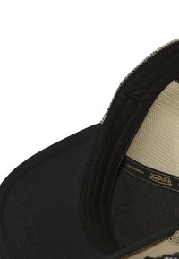 Gorra trucker Von Dutch negra y beige que muestra la etiqueta interior y parte de la visera curva.
