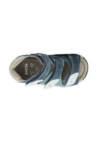 Modré semišové sandály se třemi nastavitelnými suchými zipy, kontrastními bílými akcenty a polstrovaným vnitřním podšívkou. Design s otevřenou špičkou.