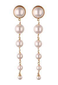 Orecchini a goccia con perle e componenti in tono oro; presentano una parte superiore a bottone con fili cadenti di perle di varie dimensioni dalla finitura lucida.