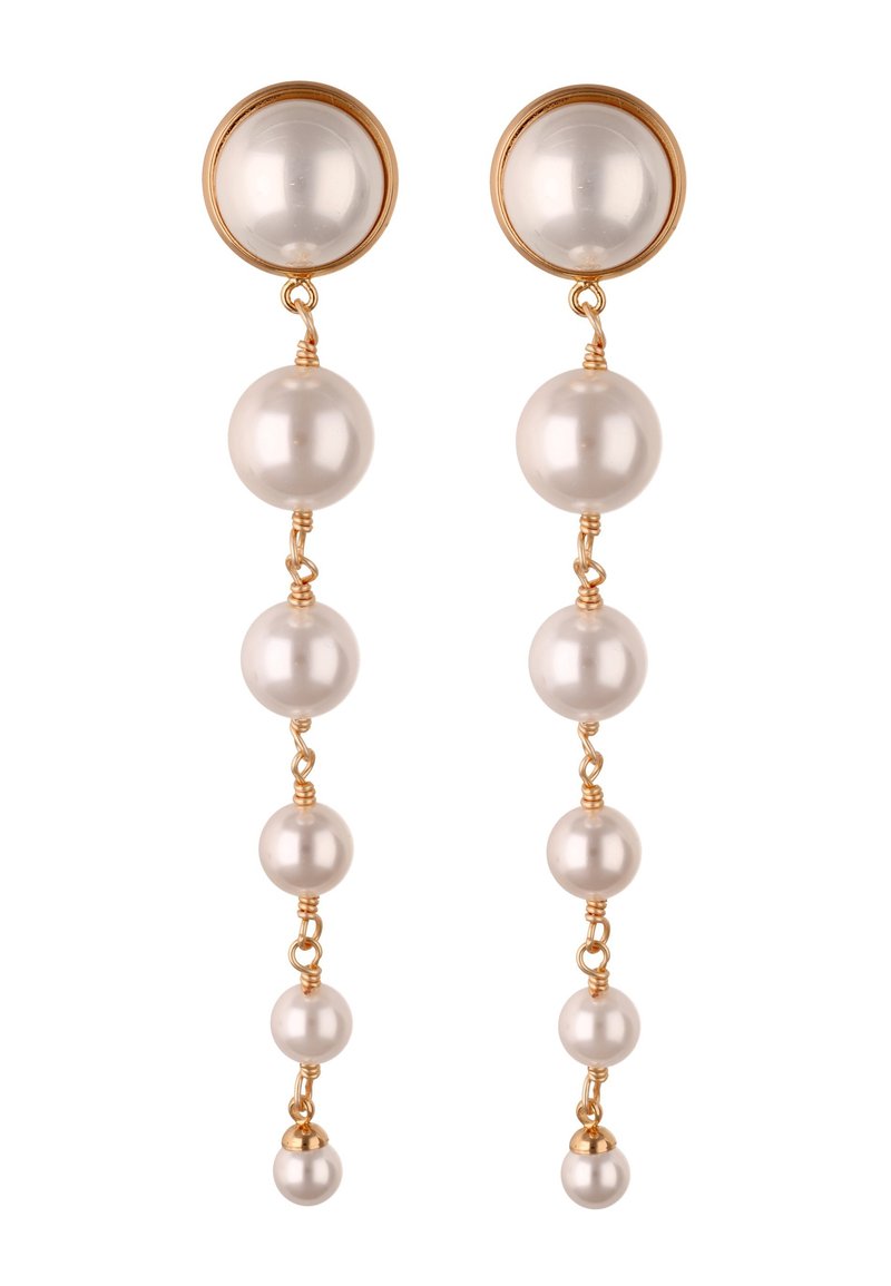 Orecchini a goccia con perle e componenti in tono oro; presentano una parte superiore a bottone con fili cadenti di perle di varie dimensioni dalla finitura lucida.