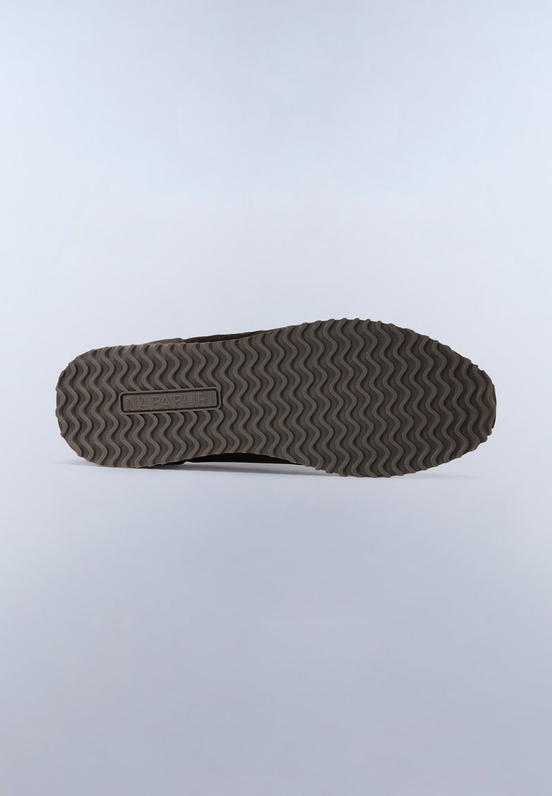 Suela de zapato de goma marrón con patrón de zigzag. Presenta un logotipo de la marca en relieve y un acabado ligeramente texturizado.