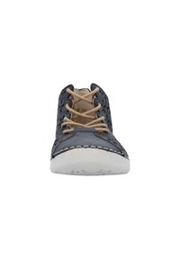 Scarpa in pelle grigia scura con design intrecciato, lacci beige, suola in gomma bianca e cuciture visibili. Profilo piatto per un uso casual.