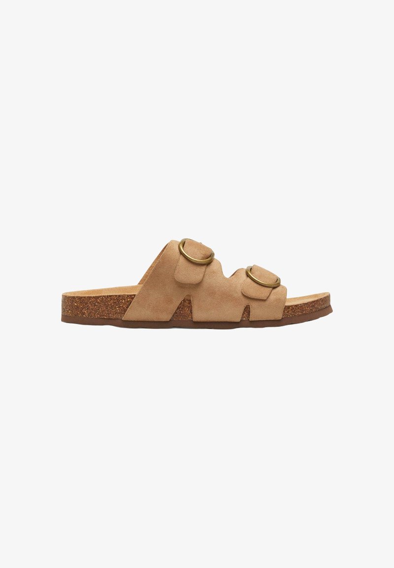 Sandale slide en daim couleur tabac avec semelle en liège et deux brides réglables avec boucles rondes en laiton, vue de profil droit.