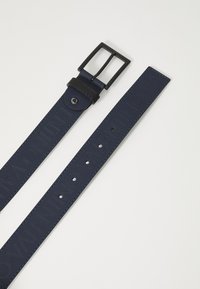 Ceinture en cuir bleu marine avec texte "VALENTINO" en relief, boucle en métal noir et détails de couture. Elle comporte plusieurs trous d'ajustement.
