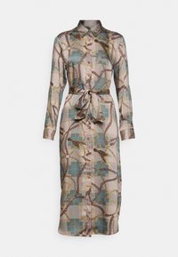 Skjortklänning i ett silkesliknande tyg, med ett kedjemönster på en pastellbakgrund. Långa ärmar, bälte i midjan och krage.