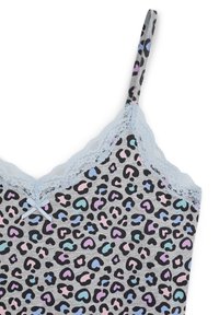 Camicetta grigia con motivo leopardato in rosa, blu e nero. Presenta un delicato bordo in pizzo blu lungo il collo e le spalline.