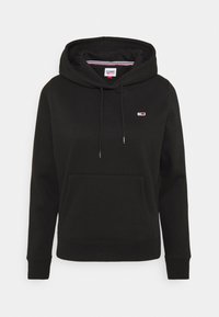Sudadera negra de tela suave, con un bolsillo frontal, capucha con cordón y un pequeño logo en rojo y blanco en el pecho.