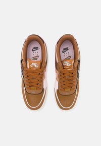 Nike Sportswear AIR FORCE 1 SHADOW - Joggesko - light british tan/black/pink foam/hemp/cacao wow/metallic silver